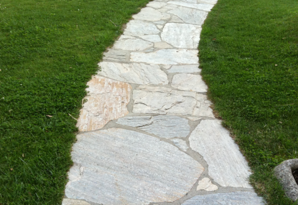 Jalan Setapak dengan Batu Alam